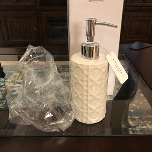 Wayfair NWT Lotion or Soap Pump bottle with Stainless Steel Head.